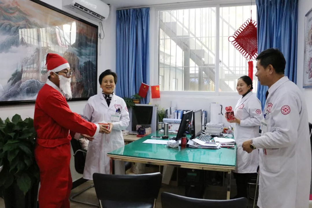 平安圣诞 军盛为全院员工 患者及家属送平安祝福