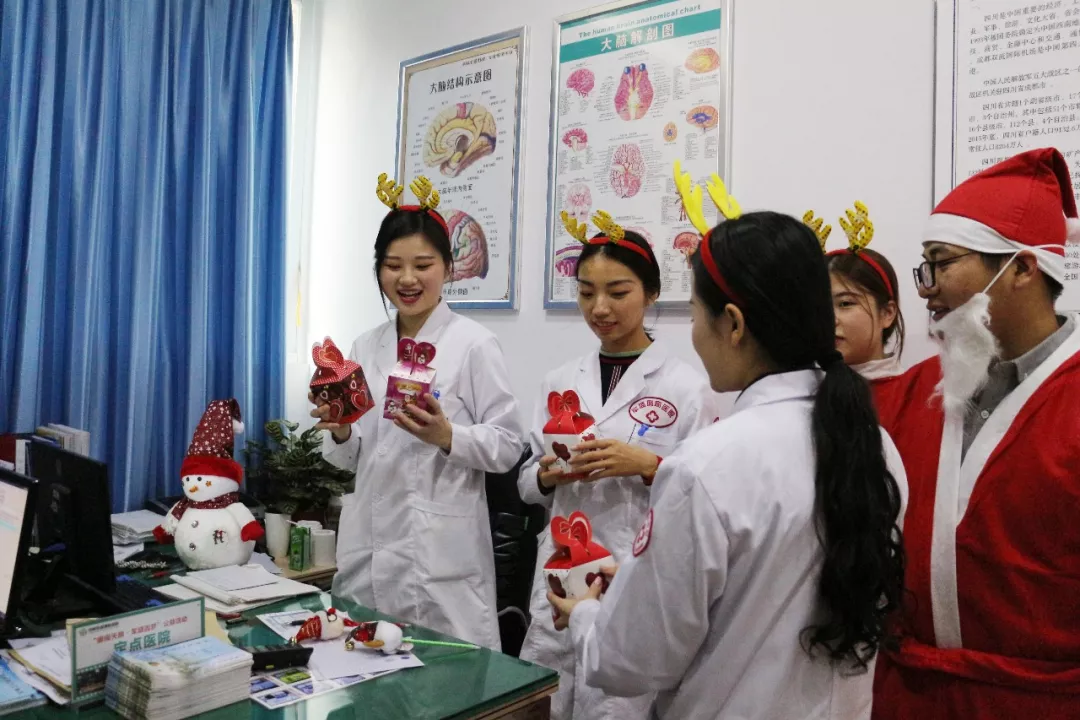 平安圣诞 军盛为全院员工 患者及家属送平安祝福