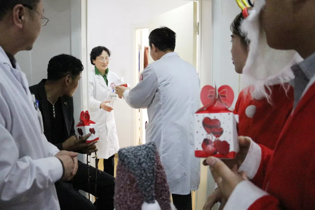 平安圣诞 军盛为全院员工 患者及家属送平安祝福