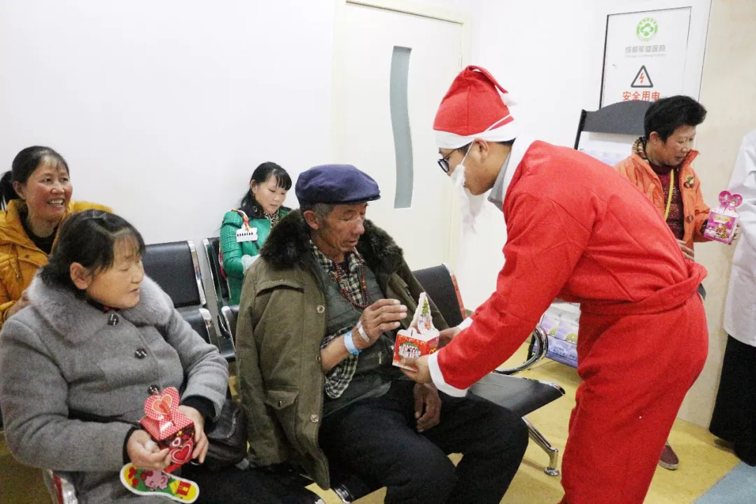 平安圣诞 军盛为全院员工 患者及家属送平安祝福
